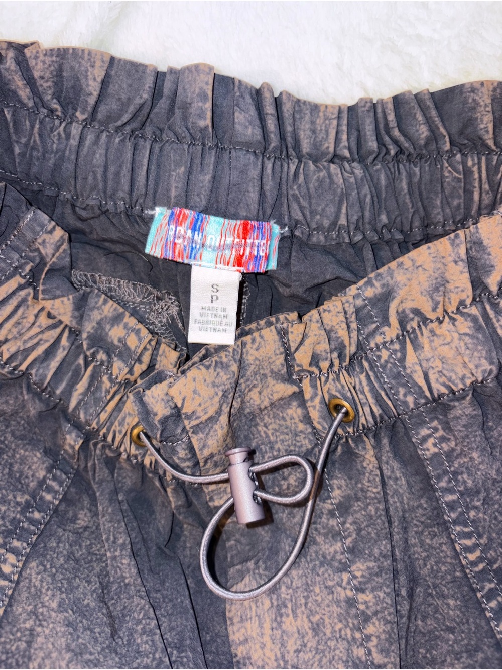 Urban Outfitters Crinkle Cargo Barrel Parachute Pants sz S NEW! - Picture 3 of 10